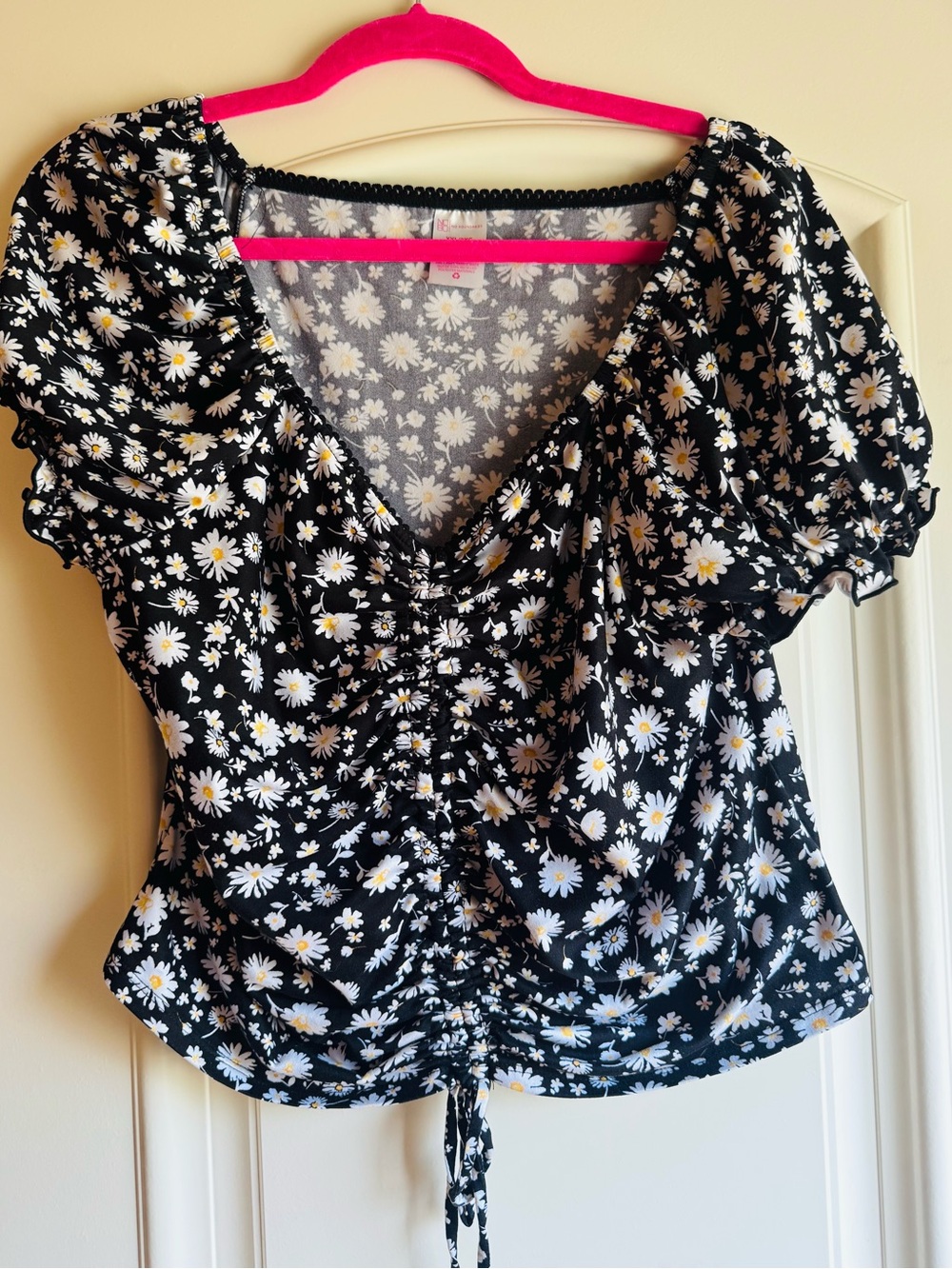 Black Daisy Print V-Neck Puff Sleeve Cropped Top